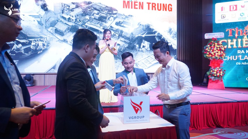 Đại diện công ty Lâm Thủy Mộc ủng hộ đồng bào Miền Trung