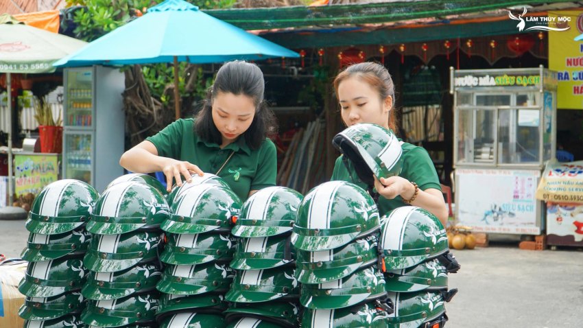 Trao tặng 200 mũ bảo hiểm cho các bác xe ôm xã đảo