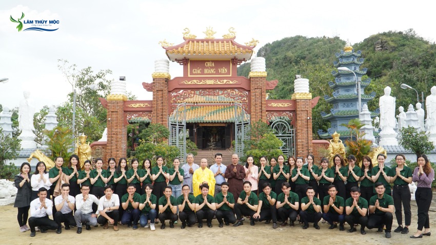 Căn bộ nhân viên Lâm Thủy Mộc viếng tăhm chùa Giác Hoa Viên