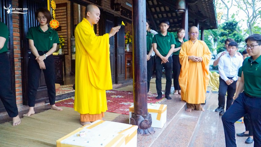 Lễ viếng Chùa và Phóng sanh cầu an.