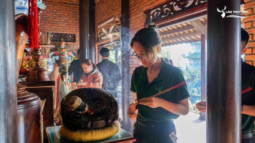 Lễ viếng Chùa và Phóng sanh cầu an.