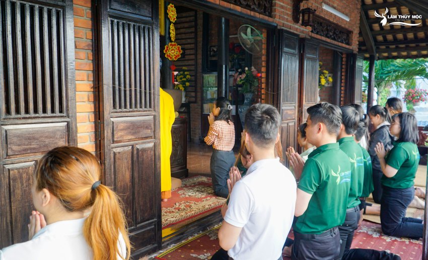 Lễ viếng Chùa và Phóng sanh cầu an.