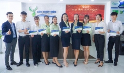 LÂM THUỶ MỘC TRAO HOA HỒNG THÁNG 5 